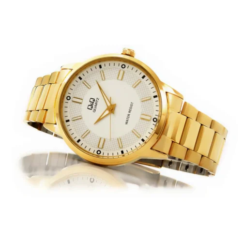 Reloj dorado con esfera blanca sobre fondo blanco, capturando su brillo y detalles.