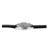Vista plana del reloj Q&Q Q32A-501PY con correa de cuero negro.