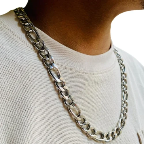 Primer plano de cadena Cartier plateada en el cuello de un hombre con camiseta blanca.