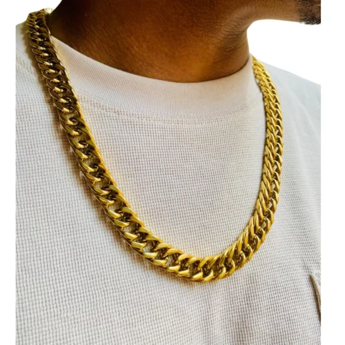 Cadena de acero inoxidable dorada estilo cubano para hombre sobre cuello.