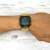 Reloj digital Q&Q dorado en la muñeca - Estilo moderno y confortable