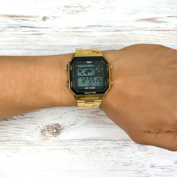 Reloj digital Q&Q dorado en la muñeca - Estilo moderno y confortable