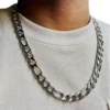 Cadena de acero inoxidable estilo Cartier en ángulo frontal sobre camiseta blanca.