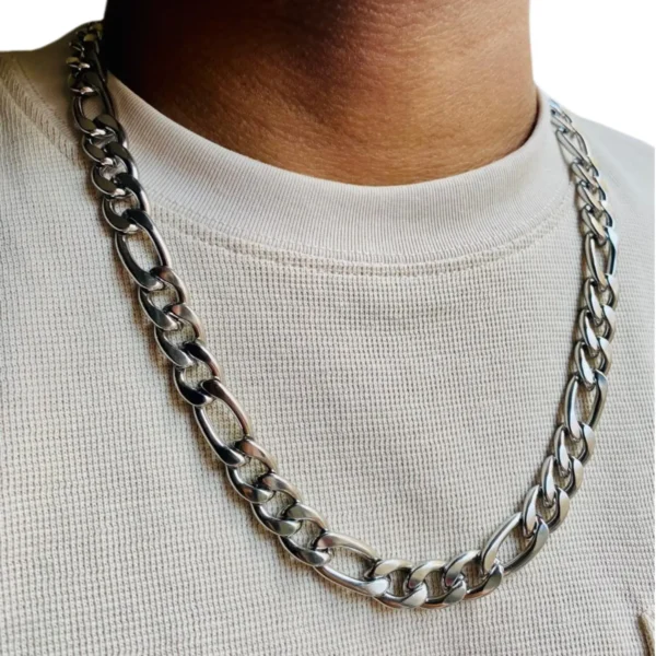 Cadena de acero inoxidable estilo Cartier en ángulo frontal sobre camiseta blanca.