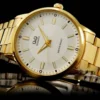 Primer plano de un reloj dorado con reflejo en una superficie negra.