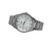 Vista lateral del reloj Q&Q modelo Q09A006PY plateado.