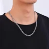 Primer plano de cadena Cartier de 60 cm en hombre con camiseta negra.