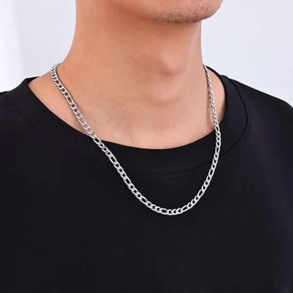 Primer plano de cadena Cartier de 60 cm en hombre con camiseta negra.