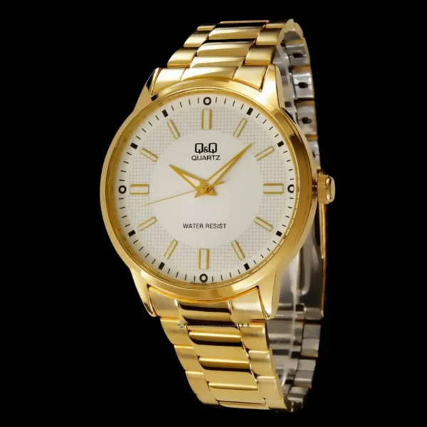 Reloj dorado inclinado, resaltando su elegancia y diseño en un fondo negro.