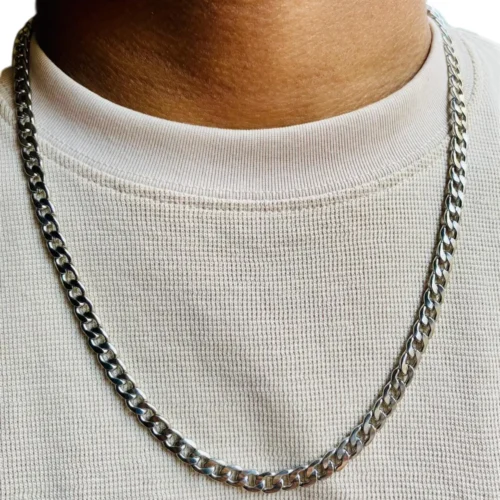 Cadena de acero inoxidable plateada estilo grumet 60cm-5mm en el cuello de un hombre con camiseta blanca.