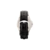 Detalle de la correa de cuero negro corrugado del reloj Q32A-501PY.