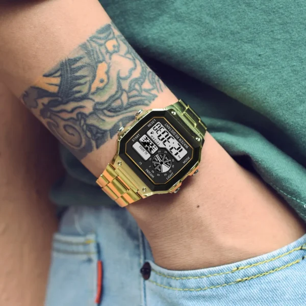 Reloj digital Q&Q dorado en la muñeca con outfit casual
