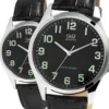 Esfera del reloj Q&Q Q32A-501PY con números grandes blancos sobre fondo negro.