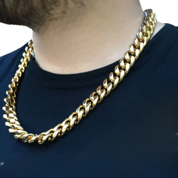 Cadena de acero inoxidable dorada con diseño grueso y resistente para hombre.