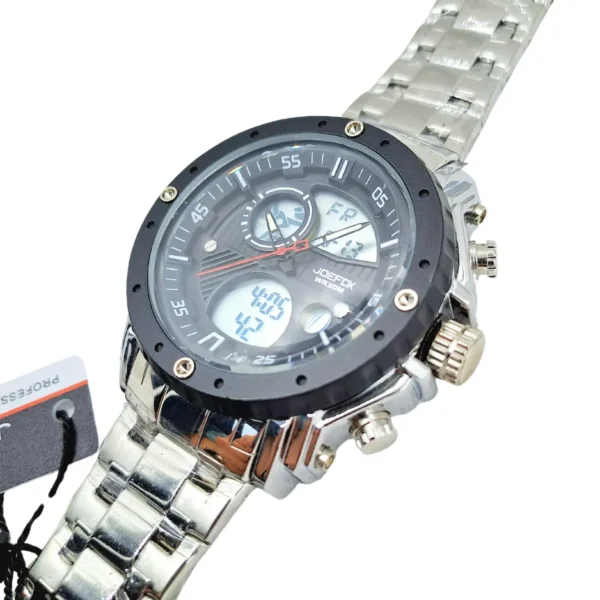 Vista inclinada del reloj JOEFOX 1801G resaltando su diseño deportivo.